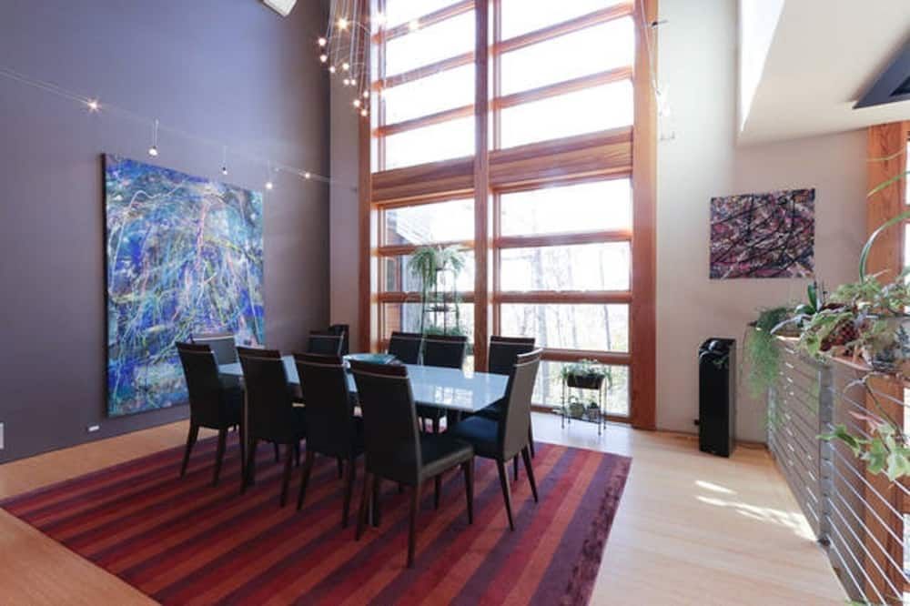 Dining room view of Large Modern Home near Washington DC: 4 bedrooms sleeps 9