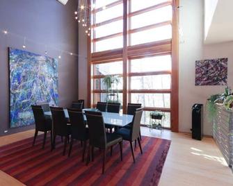 Large Modern Glass Home near Washington DC: 4 bedrooms sleeps 9. Pet friendly! - Bethesda - Sala de jantar