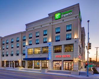 Holiday Inn Express & Suites Kansas City Ku Medical Center By IHG - Kansas City - Rakennus