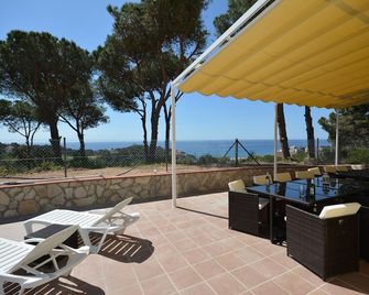 Villa Yuca, 17p, sea view, luxuous, airco , wifi, pool, centrally located, BBQ - Lloret de Mar - Patio