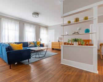 Light-Filled Retreat near the Heart of Burlington - Burlington - Living room
