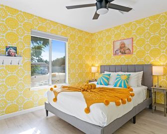 Amazing dog-friendly home with enclosed yard, firepit, pool, & washer/dryer - Palm Springs - Bedroom