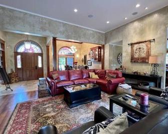 Bella Vita Estate Luxury Home With Hot Tub on Golf Course - Baker City