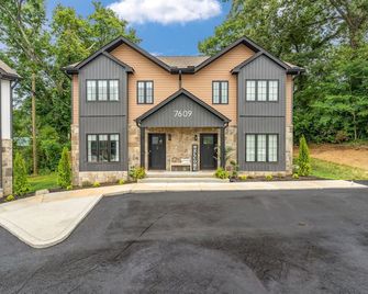 New, charming 3-bedroom townhome with all amenities in convenient location - Powell - Building