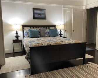 Spacious, Quiet, Peaceful One Bedroom Retreat -10 mins from UOP, Lodi Wineries! - Stockton - Bedroom