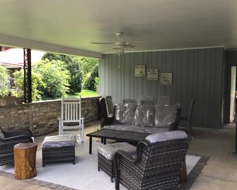Easy walk to Harrahs casino - Cherokee - Living room