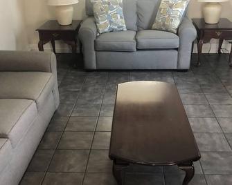 4 bedroom/2 bath - 오넌타 - 거실