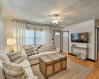 New Listing!!! Holiday By The Bay - Villas - Living room