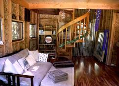 Treehouse in the Los Gatos Mountains, Redwoods, Beaches & Silicon Valley - Los Gatos - Living room