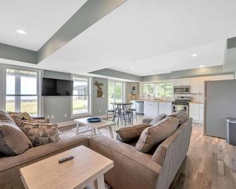 Grindstone Lighthouse on Lake Huron Private Beach - Port Austin - Living room