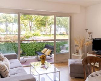 Apartment Les Pêcheries by Interhome - Saint-Nazaire - Living room