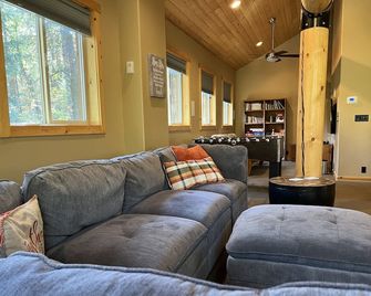 Shasta Lake Luxury Log Cabin: Hot tub & Pool - Lakehead - Living room