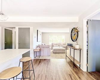 The Cardiff-Cozy Stylish 4bd home near Seattle\n\n - Kent - Living room