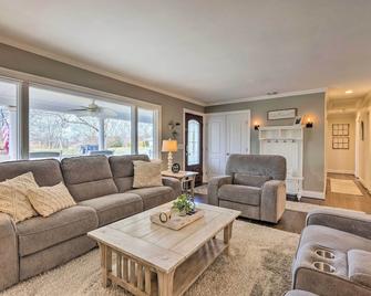 Mattituck Home w/ Fireplaces - Near Wineries - Mattituck - Living room