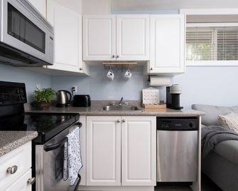2 bedroom suite Walk to SkyTrain, Grocery, Macdonald & more - Vancouver - Cocina