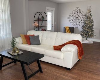 New Green Gables On Main - Bluffton - Wohnzimmer