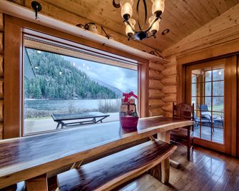 Luxury Log Cabin for a Group Getaway to Forest Lake in British Columbia - Barriere - Dining room
