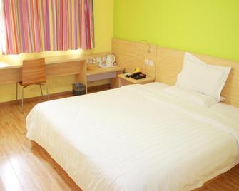 7Days Inn Deyang Zhongjiang Kuishan Park - Deyang - Slaapkamer
