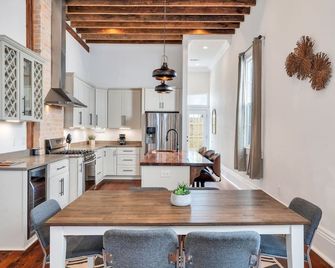 Treme Getaway Games & Poolside Fun - New Orleans - Kitchen