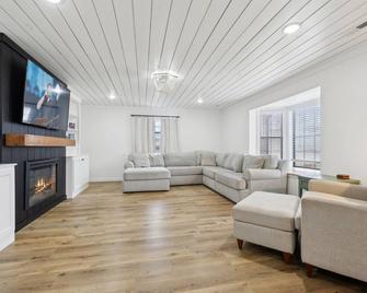 Fox Haven Retreat-Private Yard-Outdoor Adventure - Lawrenceburg - Living room