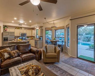 Golf Oasis, Mt Views, Htd Pool, Spa, Putt Green, Shuffleboard, 2 Bikes, Smart Tvs - Gold Canyon - Sala de estar