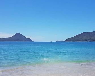 The Bay House Shoal Bay huge five bedroom holiday home with WiFi and Foxtel - Shoal Bay - Beach