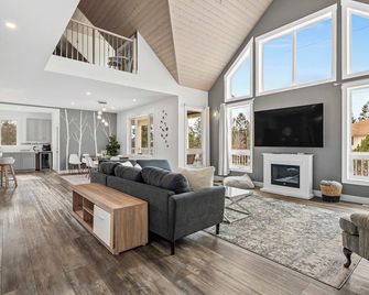 Radiant Retreat -Spacious Home - Heart of Radium! - Radium Hot Springs - Living room