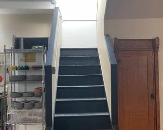 Downtown historic industrial loft, dog-friendly, sleeps 15+ - Winfield - Stairs