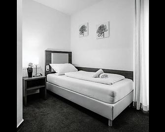 Hotel Restaurant Jaegerhof - Kerpen - Bedroom