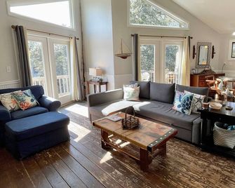 Bearfoot Bodega: Pet friendly on Back Road near the Coffee Co. - Ocracoke - Sala de estar