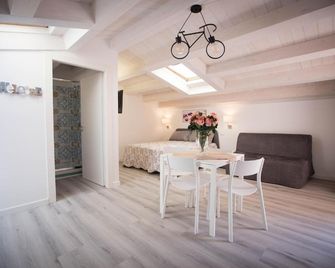 Sciabika Home - Edificio Eolie - Castellammare del Golfo - Comedor