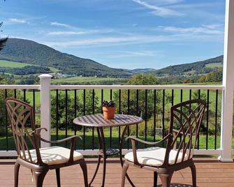 Cozy 3-bedroom house in soothing Stamford with WiFi, AC - Stamford - Balcón