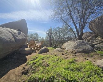 A Cozy Fireside Glamping Escape with Ridge Views - Fallbrook