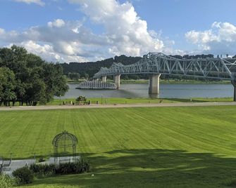 Riverboat Inn & Suites - Madison