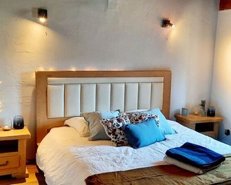 Charming family home ideally located in a quiet hamlet - Silhac - Habitación