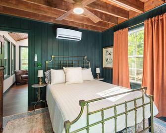 Private Treehouse getaway on Lake Barkley. Luxury in the trees! - Cadiz - Ložnice