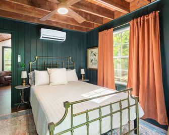 Private Treehouse getaway on Lake Barkley. Luxury in the trees! - Cadiz - Спальня