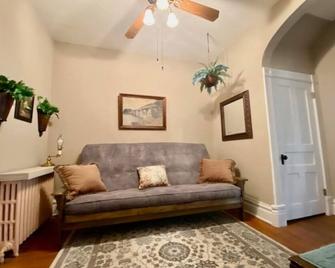 Historic 1884 Victorian Downstairs Unit. Walk to everything! Close to elk! - Saint Marys - Living room