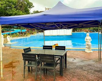 Aron Resort Lonavala Near Old Mumbai Pune Highway - Lonavala - Πισίνα