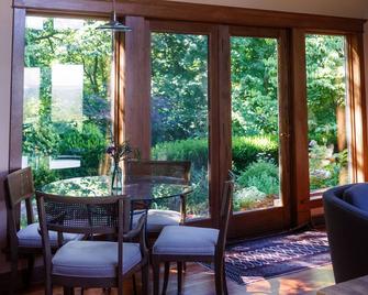 Natural Beauty With Luxury Accommodations - Mill Run - Dining room