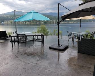 Blind Bay Lakeside Shuswap House Private Beach Swim Platform Buoy Acreage Views - Blind Bay - Patio