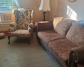 1860's House Gildersleeve/Walker/Atkinson/Torrey - Hawley - Living room