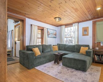 Peaceful 3-bedroom cabin with 4 beds in charming Montgomery minutes to Jay Peak! - Montgomery - Living room