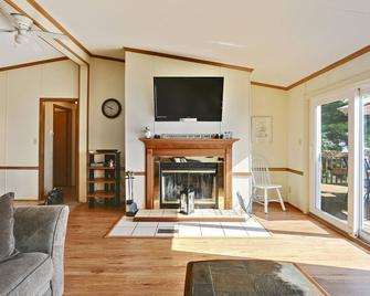 Hoff Cottage - Right On The Beach. Free Wi-Fi, Bbq Grill And Firepit On Beach - Port Sanilac - Living room