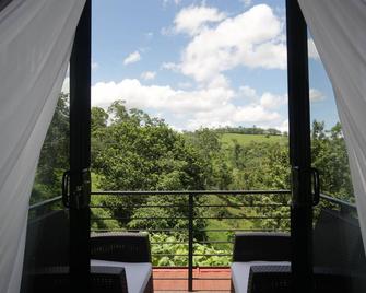 Discover romantic cabin with jacuzzi near La Fortuna at only 25 min drive - Monterrey - Balkon