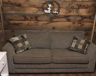 Perfect Location for Diamond Hunters! Pet Friendly! - Murfreesboro - Living room