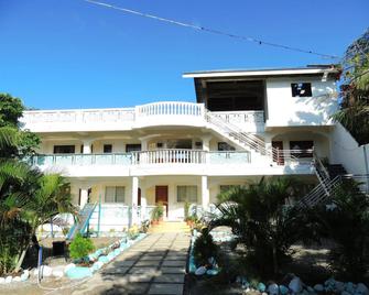 Palm Grove Saud Holiday Complex Hotel - Pagudpud - Bâtiment