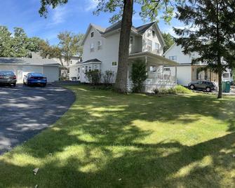 Classic Lake House just a few blocks to Abbey, Lakefront, Restuarants, & Beach - Fontana-On-Geneva Lake - Edificio