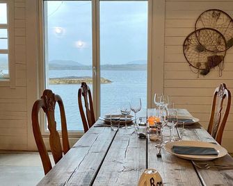 Sveggvika Guesthouse - Averoy - Dining room