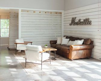 Charming barndominium on 110 peaceful acres in the hills of TN; sleeps up to 16. - Lebanon - Sala de estar